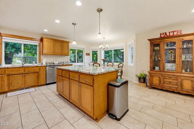100 Twisted Pine Drive, Grants Pass, OR 97527