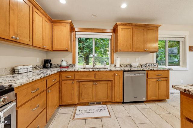 100 Twisted Pine Drive, Grants Pass, OR 97527