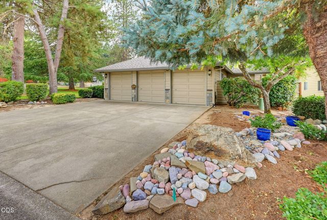 100 Twisted Pine Drive, Grants Pass, OR 97527
