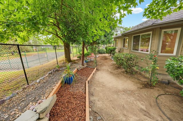 100 Twisted Pine Drive, Grants Pass, OR 97527