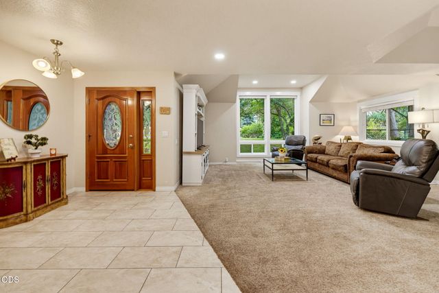 100 Twisted Pine Drive, Grants Pass, OR 97527