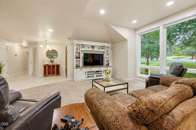 100 Twisted Pine Drive, Grants Pass, OR 97527