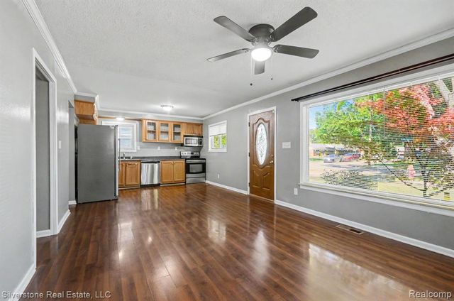255 W Farnum Avenue, Madison Heights, MI 48071