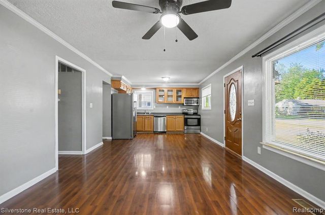 255 W Farnum Avenue, Madison Heights, MI 48071
