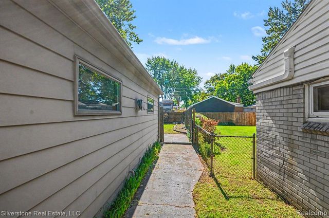 255 W Farnum Avenue, Madison Heights, MI 48071