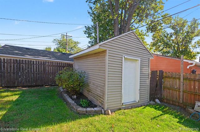 255 W Farnum Avenue, Madison Heights, MI 48071