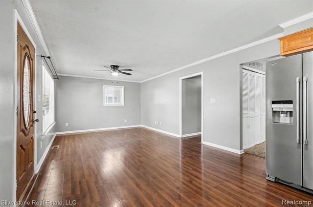 255 W Farnum Avenue, Madison Heights, MI 48071