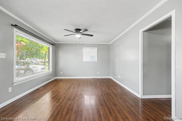 255 W Farnum Avenue, Madison Heights, MI 48071