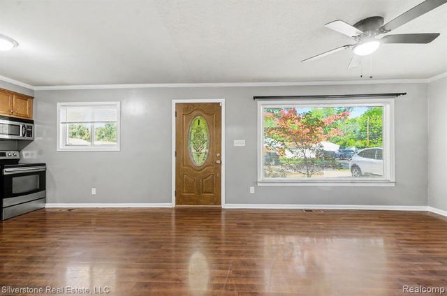 255 W Farnum Avenue, Madison Heights, MI 48071