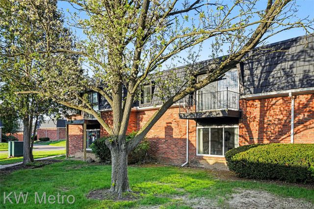 1866 Colonial Village Way 1, Waterford Charter Township, MI 48328