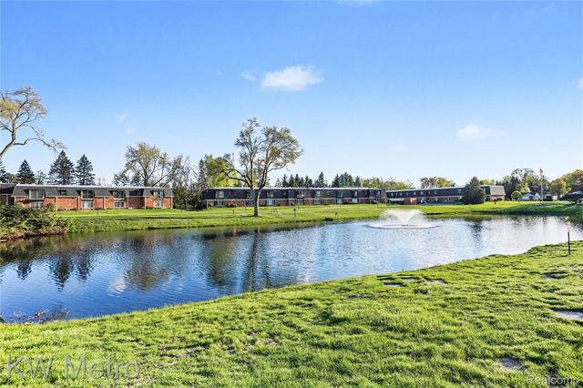 1866 Colonial Village Way 1, Waterford Charter Township, MI 48328