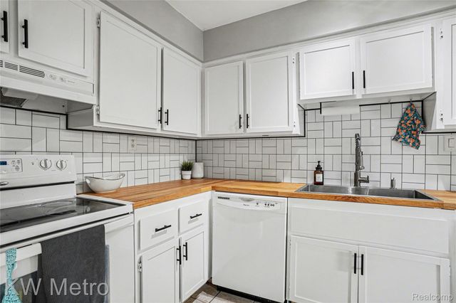 1866 Colonial Village Way 1, Waterford Charter Township, MI 48328