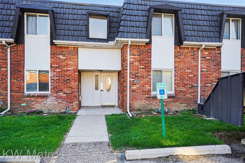 1866 Colonial Village Way 1, Waterford Charter Township, MI 48328