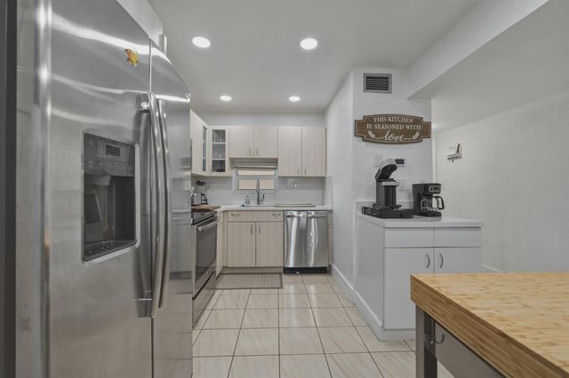 9200 N Hollybrook Lake Drive 310, Pembroke Pines, FL 33025