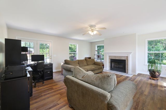 412 Eisenhower Dr, Ashland City, TN 37015