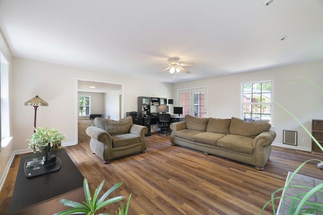 412 Eisenhower Dr, Ashland City, TN 37015