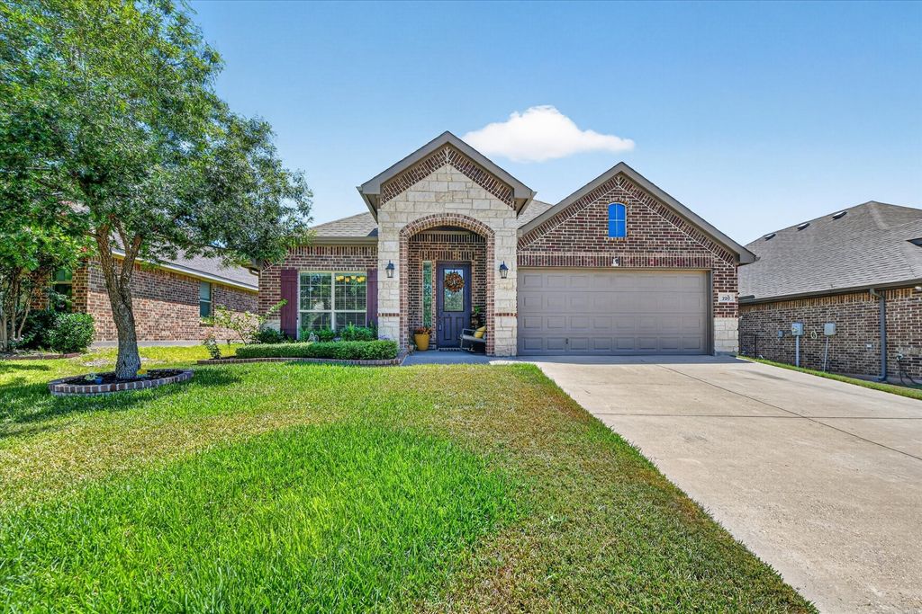 220 Carson Drive, Waxahachie, TX 75167