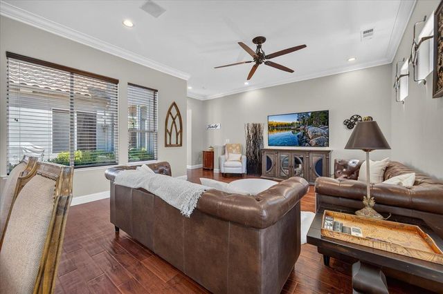 633 W Richmond Avenue, Clovis, CA 93619