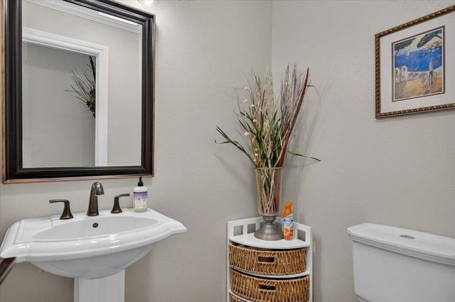 633 W Richmond Avenue, Clovis, CA 93619