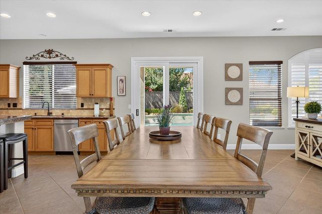 633 W Richmond Avenue, Clovis, CA 93619