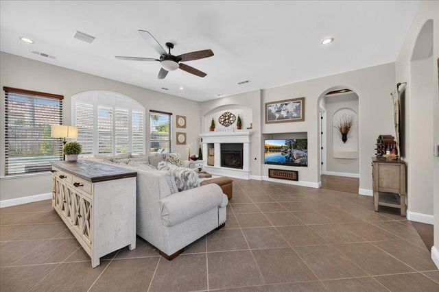 633 W Richmond Avenue, Clovis, CA 93619