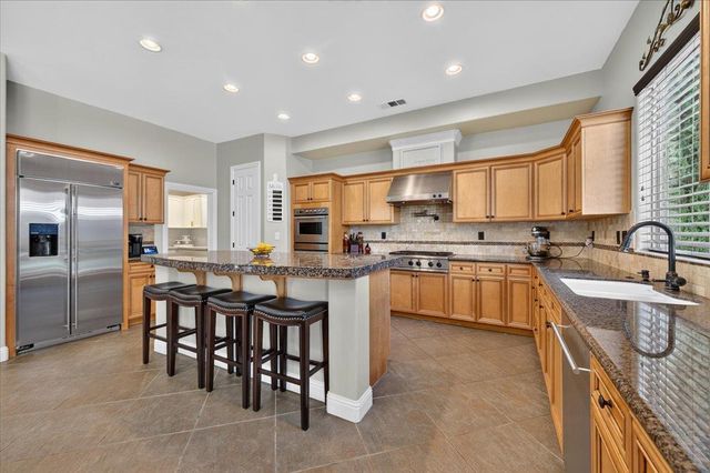 633 W Richmond Avenue, Clovis, CA 93619