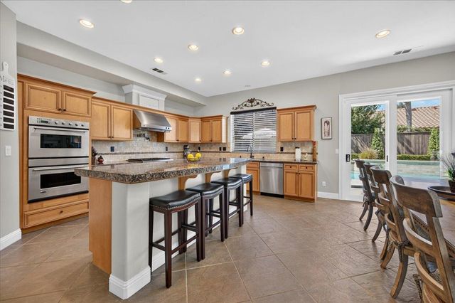 633 W Richmond Avenue, Clovis, CA 93619