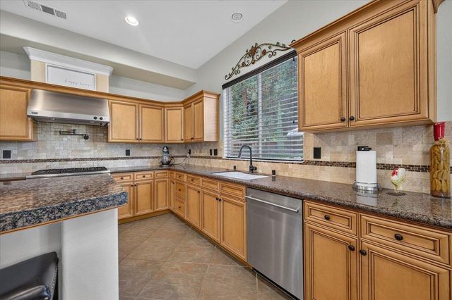 633 W Richmond Avenue, Clovis, CA 93619