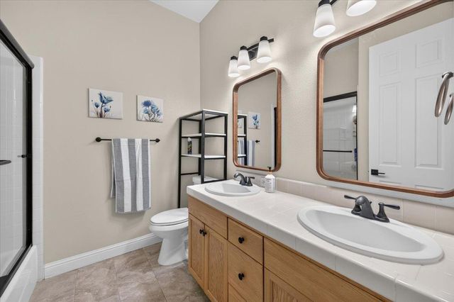 633 W Richmond Avenue, Clovis, CA 93619