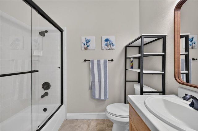 633 W Richmond Avenue, Clovis, CA 93619