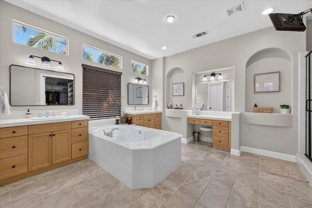 633 W Richmond Avenue, Clovis, CA 93619