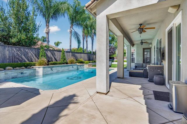 633 W Richmond Avenue, Clovis, CA 93619