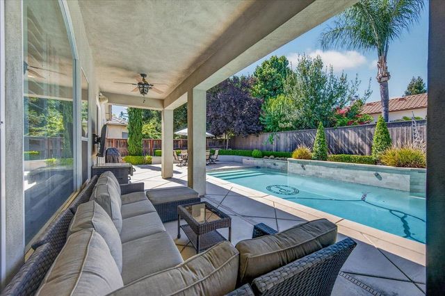 633 W Richmond Avenue, Clovis, CA 93619