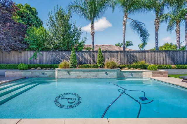 633 W Richmond Avenue, Clovis, CA 93619