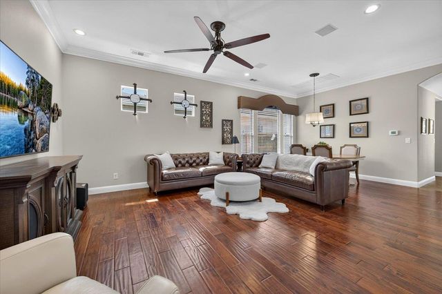 633 W Richmond Avenue, Clovis, CA 93619