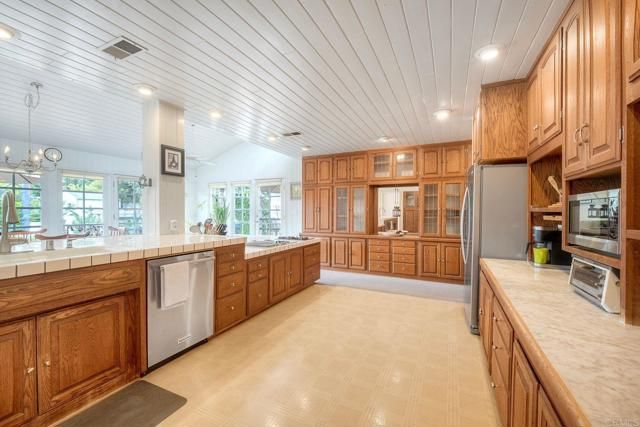 2301 Ivy Rd, Oceanside, CA 92054