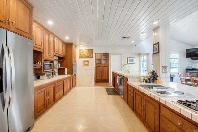 2301 Ivy Rd, Oceanside, CA 92054