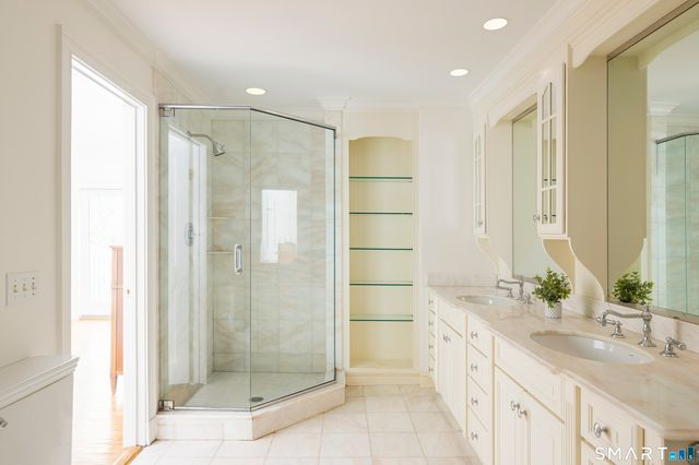 377 Main Street APT 17, New Canaan, CT 06840