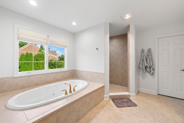 3818 Grand View Court, St. Charles, IL 60175