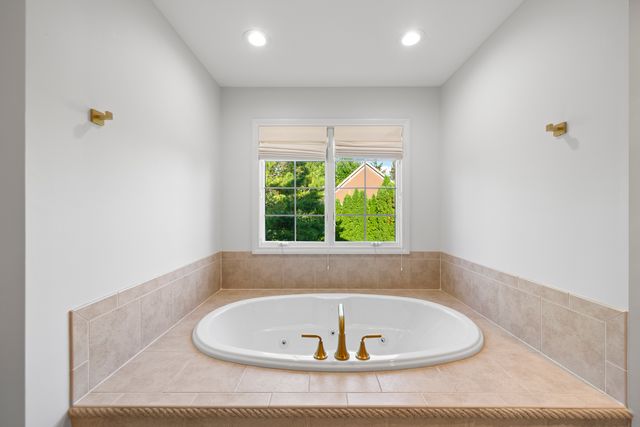 3818 Grand View Court, St. Charles, IL 60175