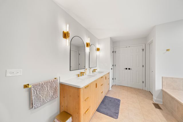 3818 Grand View Court, St. Charles, IL 60175