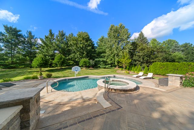 3818 Grand View Court, St. Charles, IL 60175