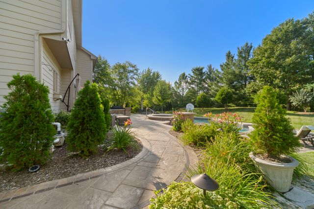 3818 Grand View Court, St. Charles, IL 60175