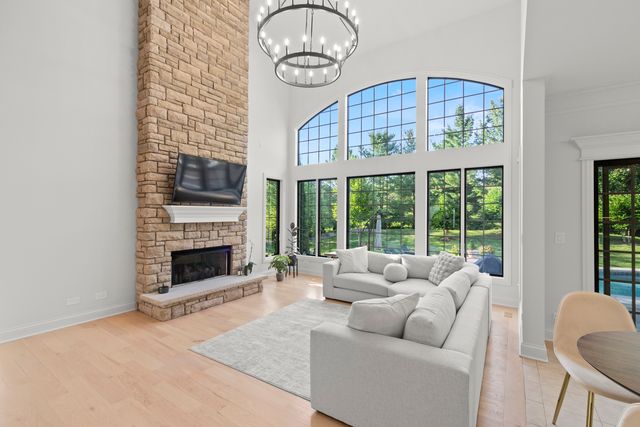 3818 Grand View Court, St. Charles, IL 60175