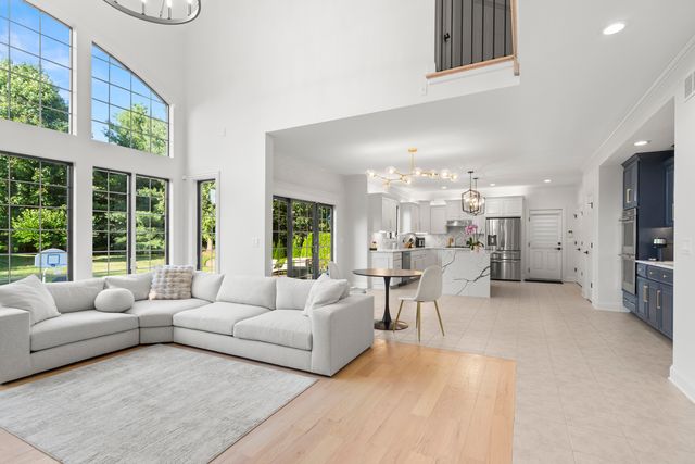 3818 Grand View Court, St. Charles, IL 60175