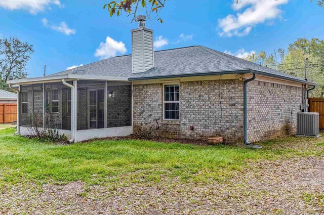 5149 Westport Dr, Milton, FL 32570