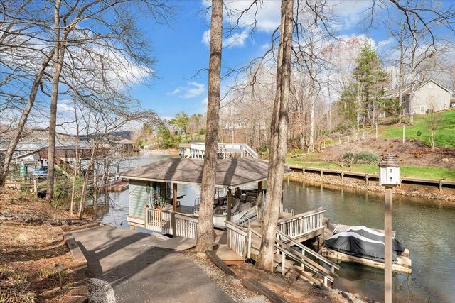 406 Anchor DR, Moneta, VA 24121