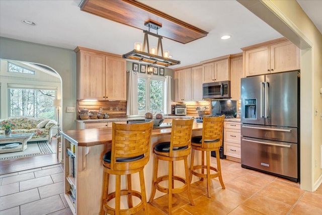 406 Anchor DR, Moneta, VA 24121