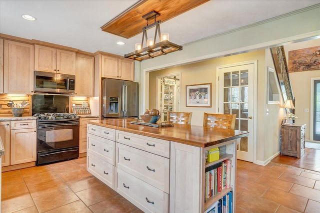 406 Anchor DR, Moneta, VA 24121