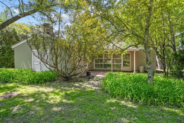 949 Ridgewood Drive, Highland Park, IL 60035